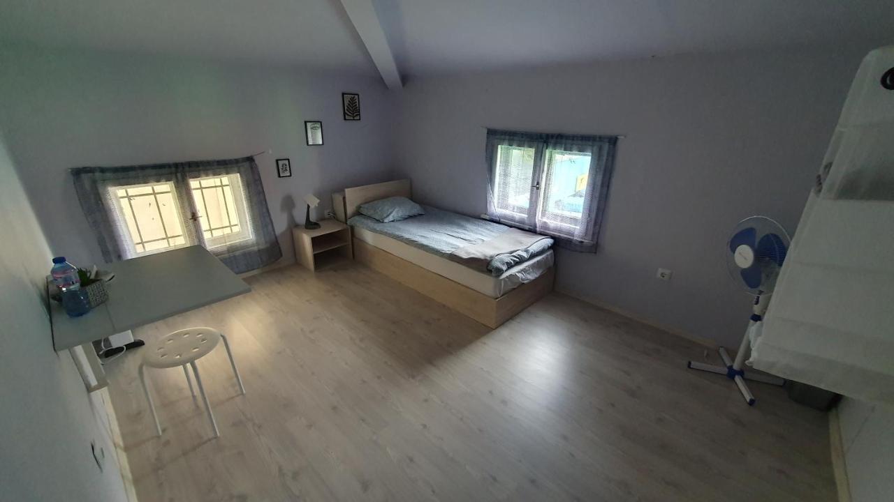 Стаи За Гости Sun House Appartamento Varna Esterno foto