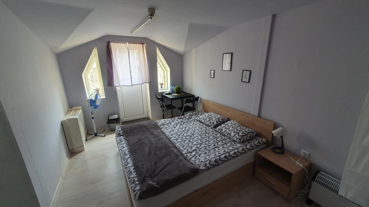 Стаи За Гости Sun House Appartamento Varna Esterno foto