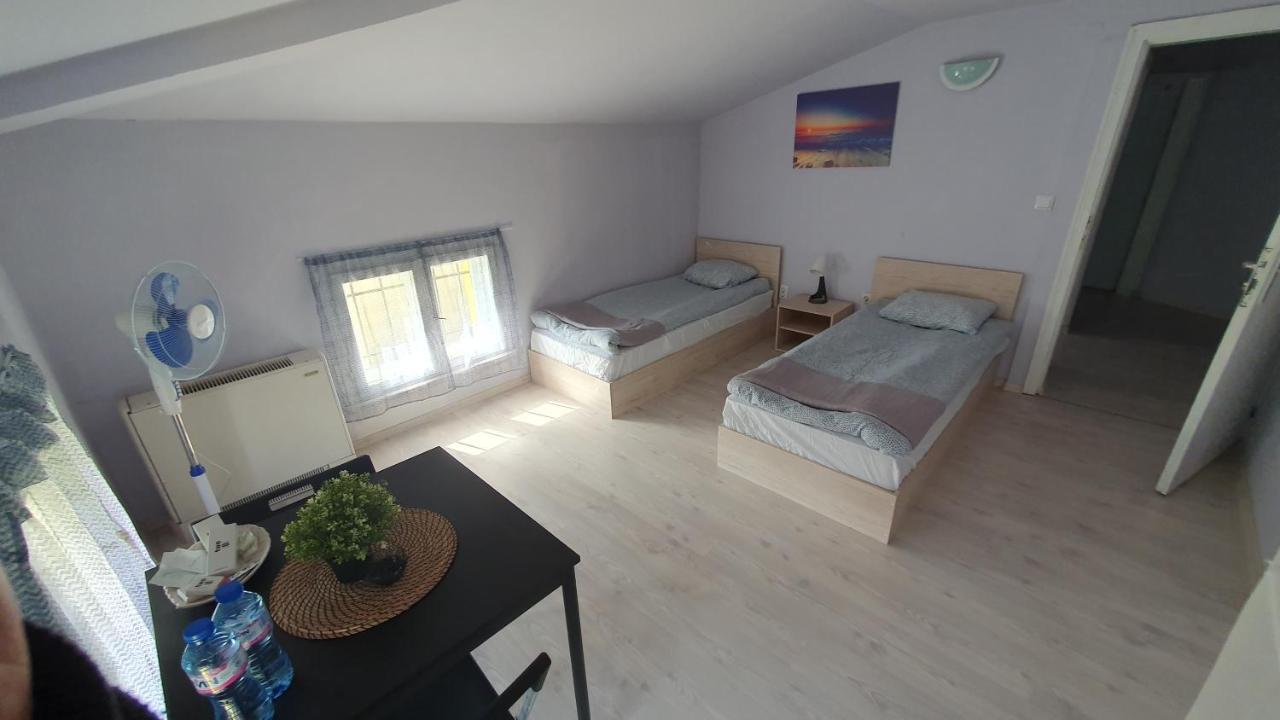 Стаи За Гости Sun House Appartamento Varna Esterno foto