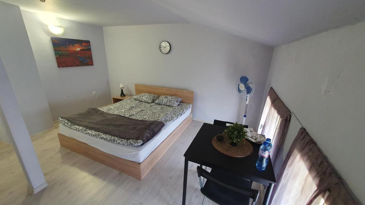Стаи За Гости Sun House Appartamento Varna Esterno foto