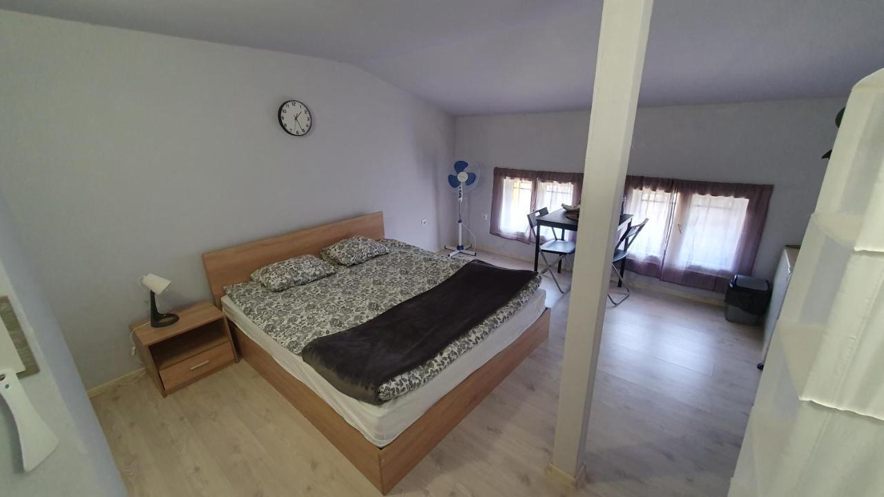 Стаи За Гости Sun House Appartamento Varna Esterno foto
