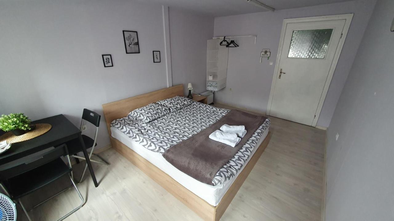 Стаи За Гости Sun House Appartamento Varna Esterno foto
