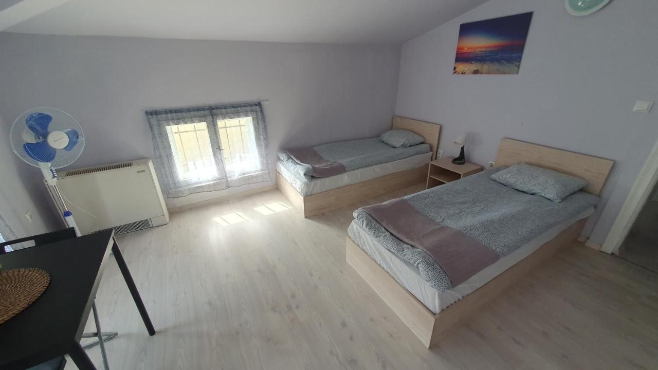 Стаи За Гости Sun House Appartamento Varna Esterno foto