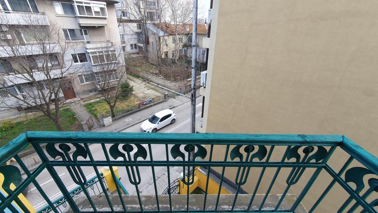Стаи За Гости Sun House Appartamento Varna Esterno foto