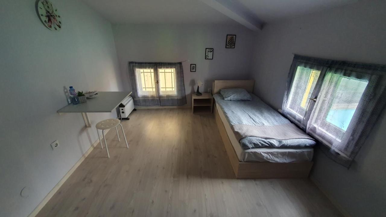 Стаи За Гости Sun House Appartamento Varna Esterno foto