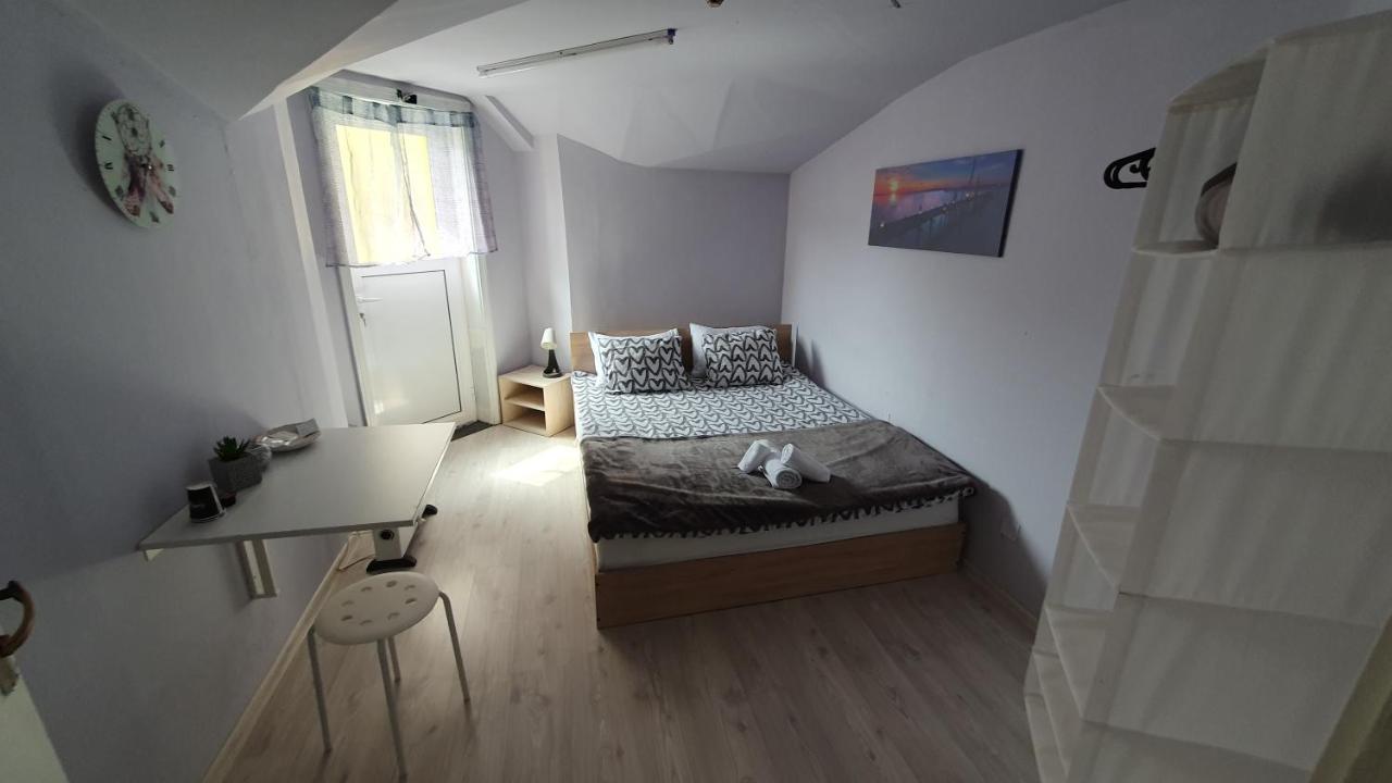 Стаи За Гости Sun House Appartamento Varna Esterno foto