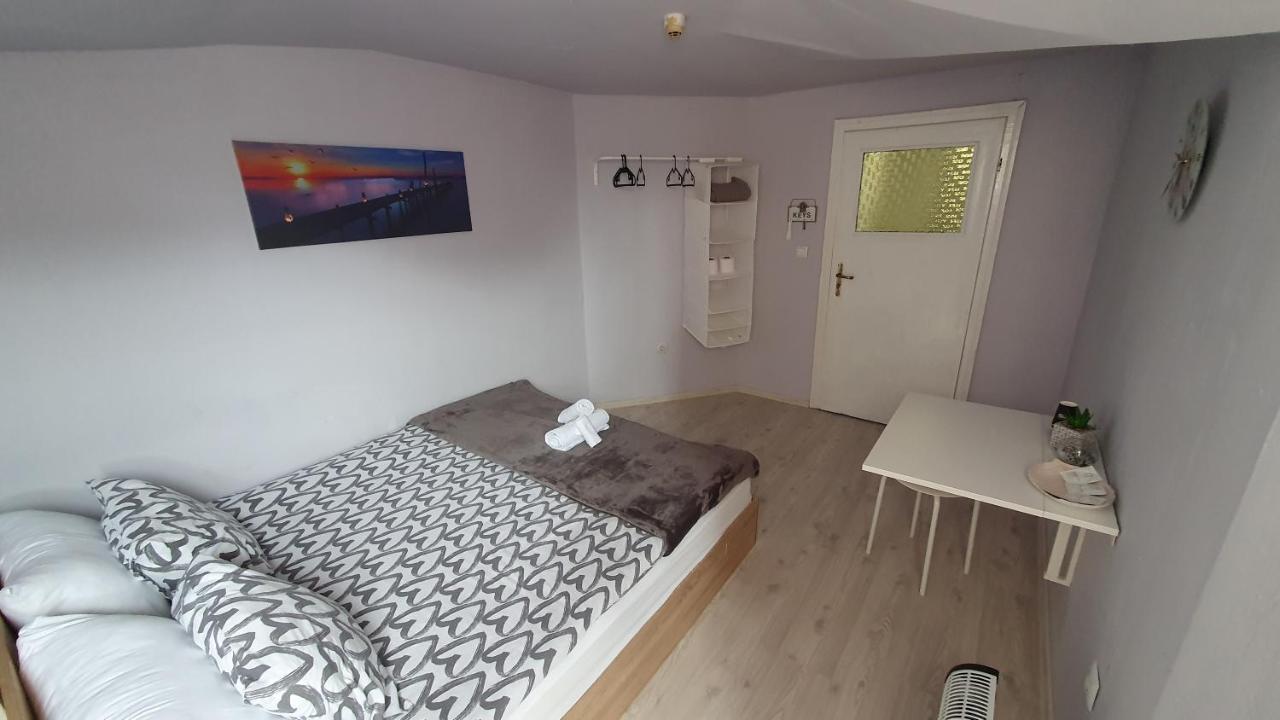 Стаи За Гости Sun House Appartamento Varna Esterno foto
