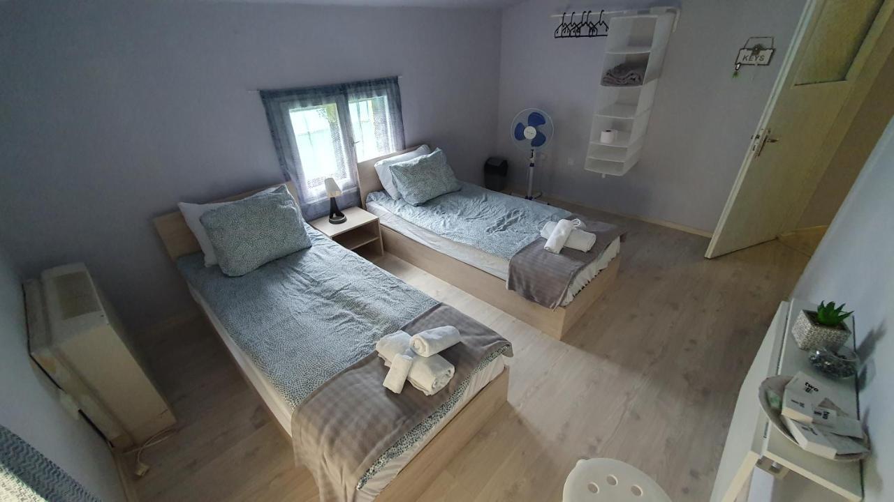 Стаи За Гости Sun House Appartamento Varna Esterno foto